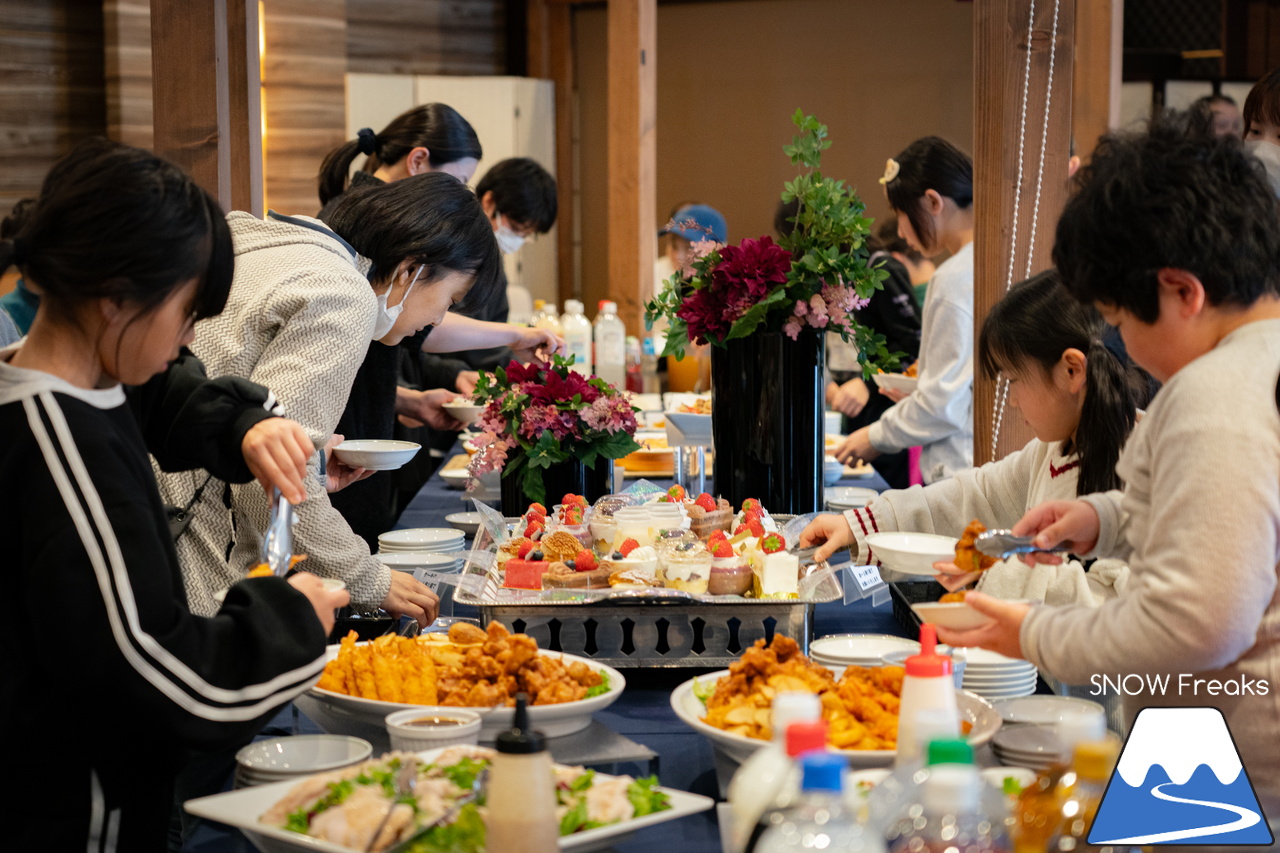 井山敬介さんと秋元日菜子さんのコンビは今年も健在！さらに、サプライズゲストも登場？！憧れのスキーヤーと一緒に雪と戯れ、『いちえ』の美味しいランチをいただく…。夢のようなイベント。めもるホールディングス presents プロスキーヤー・井山敬介さんと行く｜ダイナスティスキーリゾート